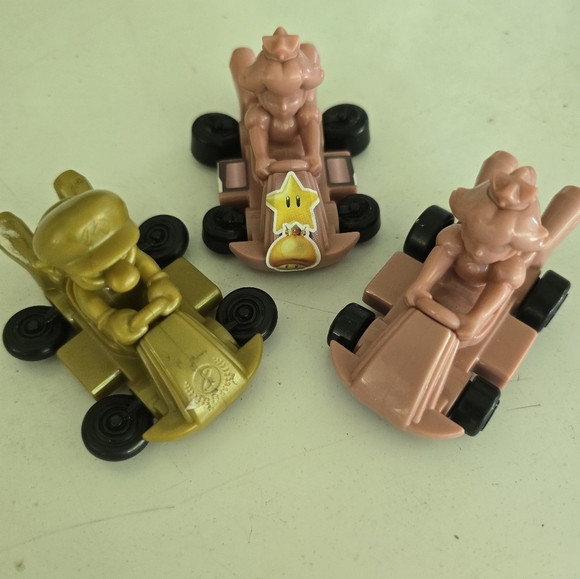 Lot of McDonald Happy Meal Gold Mario Kart Mario’s and Pink Gold Princess Peach - Picture 1 of 3